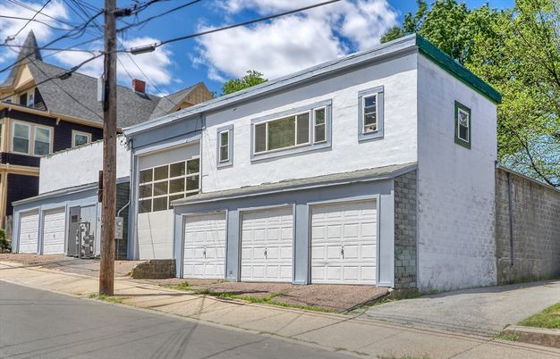 Attached, Exterior, Facade, Rowhouse