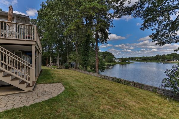 Exterior, Lake