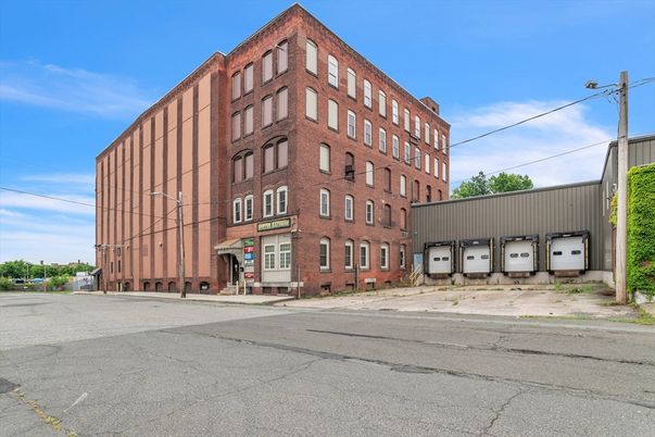 Exterior, Facade, Brick Facade, Chicago School
