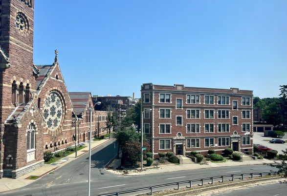 Exterior, Facade, Brick Facade, Chicago School