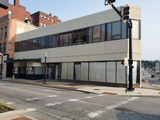 Exterior, Facade, Modern