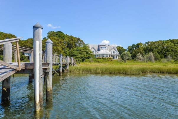 Exterior, Lake