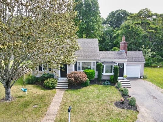 Attached, Exterior, Facade, Cape Cod