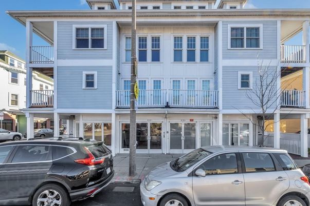 Exterior, Facade, Rowhouse