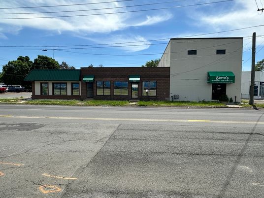 Exterior, Facade, Modern