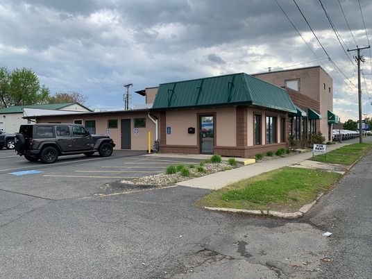 Exterior, Facade, Ranch