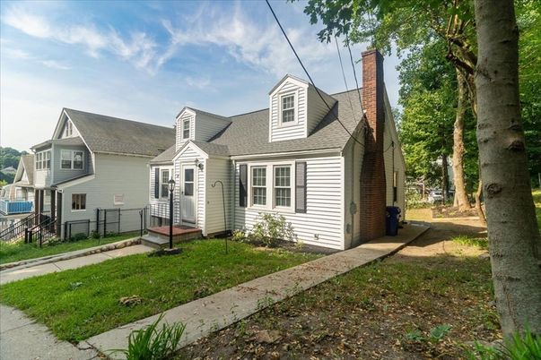 Exterior, Facade, Cape Cod