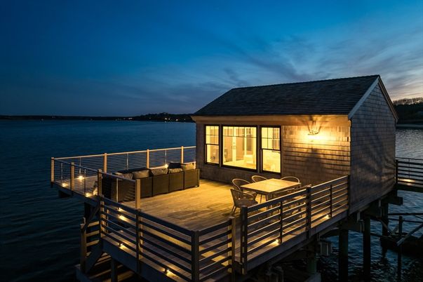 Exterior, Lake
