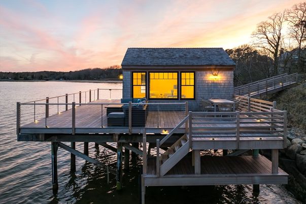 Exterior, Lake