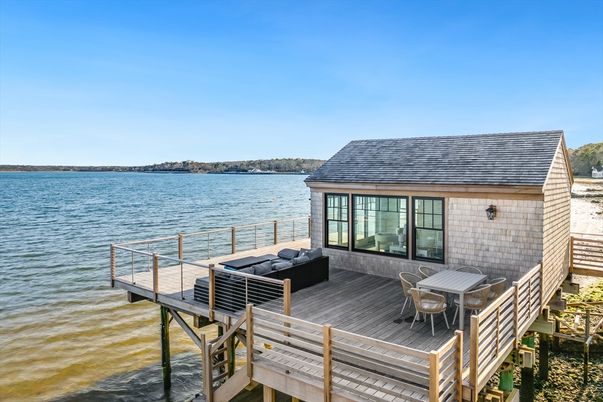 Exterior, Lake