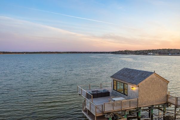 Exterior, Lake