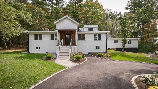 Exterior, Facade, Raised Ranch