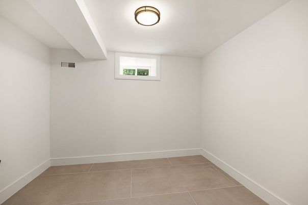 Empty room, Interior