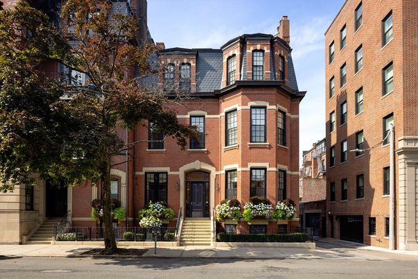 Exterior, Facade, Brick Facade, Rowhouse