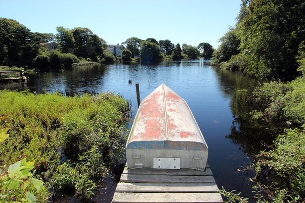 Exterior, Lake