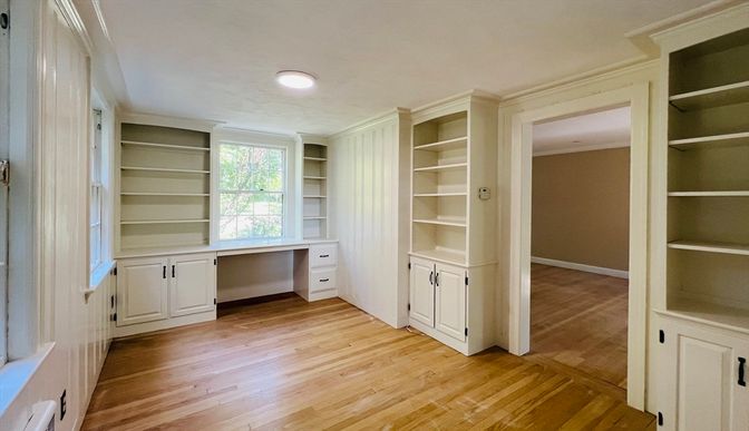 Interior, Walk-in Closets, Wood Texture Flooring