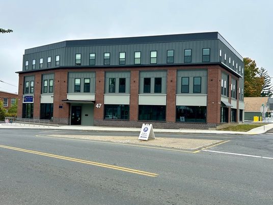 Exterior, Facade, Brick Facade, Chicago School