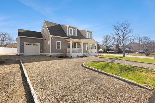 Attached, Exterior, Facade, Cape Cod