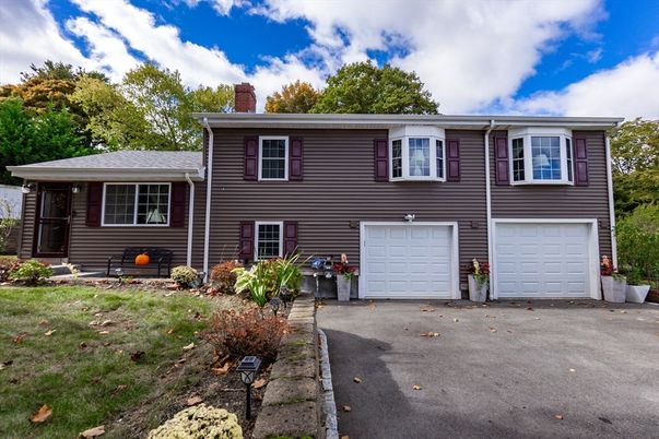 Attached, Exterior, Facade, Raised Ranch