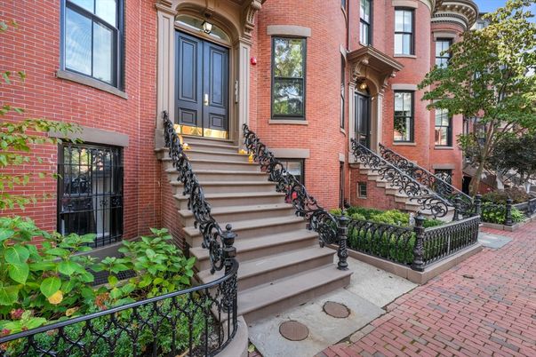 Exterior, Facade, Brick Facade, Rowhouse