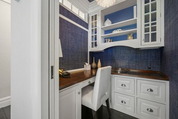 Home Office, Interior