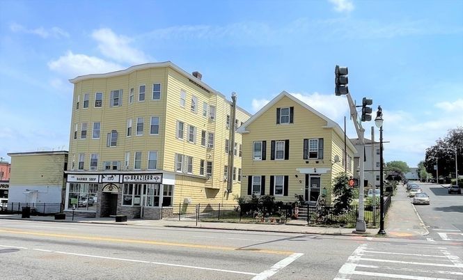 Exterior, Facade, Rowhouse
