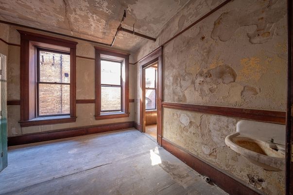 Empty room, Interior