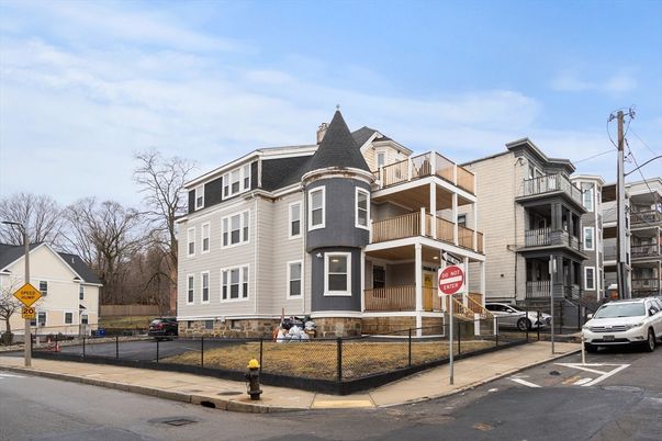 Exterior, Facade, Queen Anne Victorian