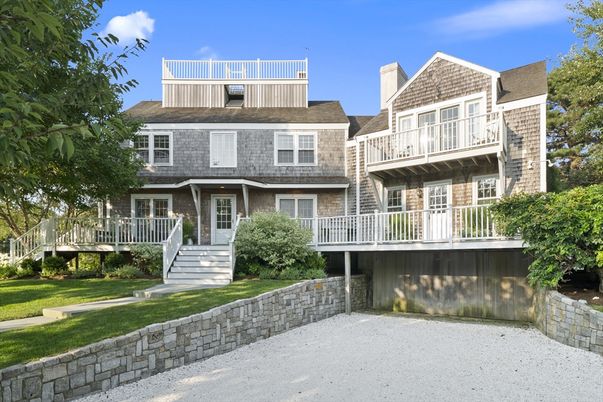 Exterior, Facade, Rowhouse