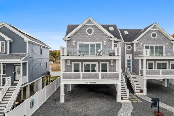 Exterior, Facade, Rowhouse