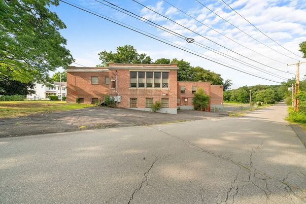 Exterior, Facade, Brick Facade, Rowhouse