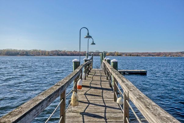 Exterior, Lake