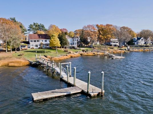 Exterior, Lake