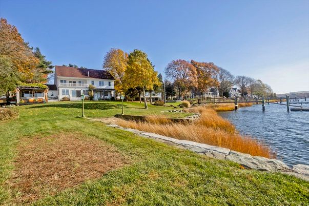 Exterior, Lake