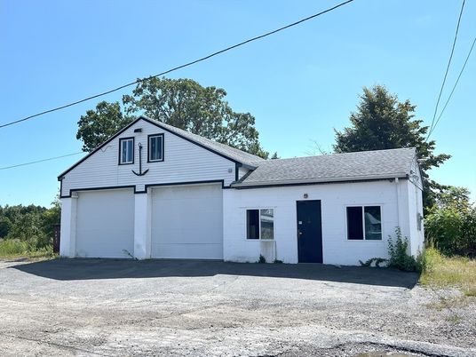 Attached, Exterior, Facade, Ranch