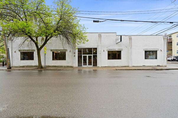 Exterior, Facade, Modern