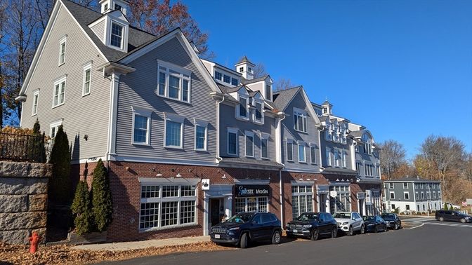 Attached, Exterior, Facade, Brick Facade, Queen Anne Victorian