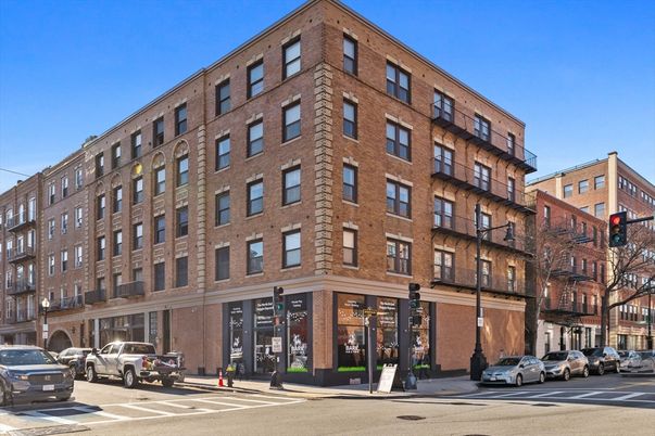Exterior, Facade, Brick Facade, Chicago School