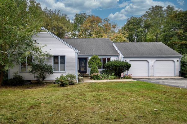 Attached, Exterior, Facade, Ranch
