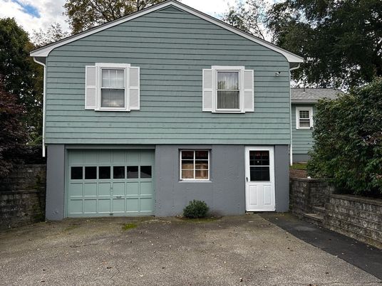 Attached, Exterior, Facade, Split Level