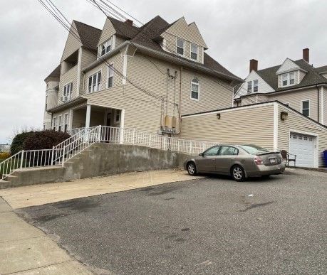 Attached, Exterior, Facade, Queen Anne Victorian