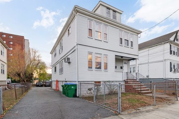 Exterior, Facade, Rowhouse