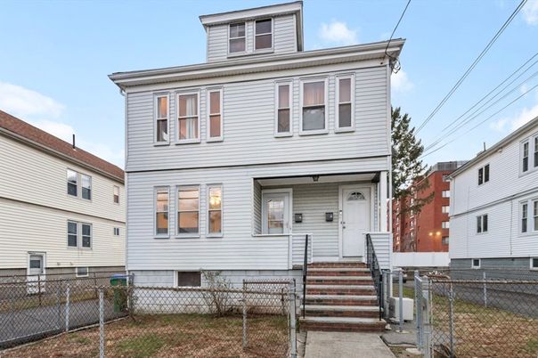 Exterior, Facade, American Foursquare