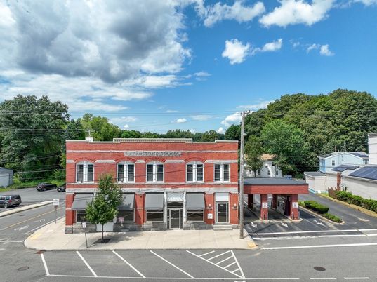 Exterior, Facade, Rowhouse