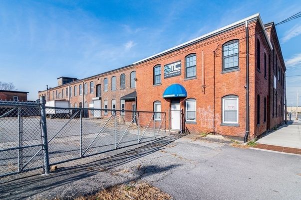 Exterior, Facade, Brick Facade, Rowhouse