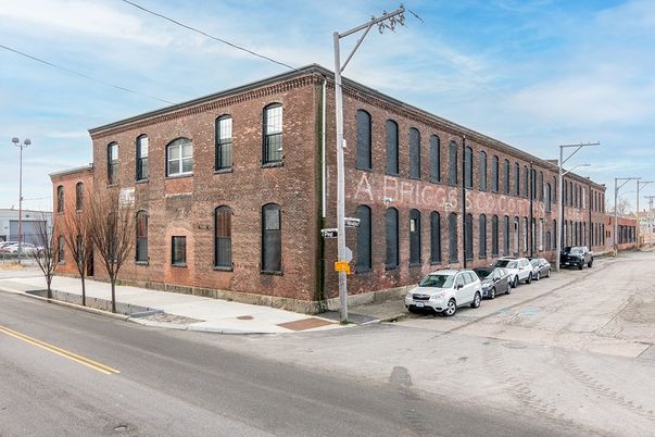 Exterior, Facade, Brick Facade, Chicago School