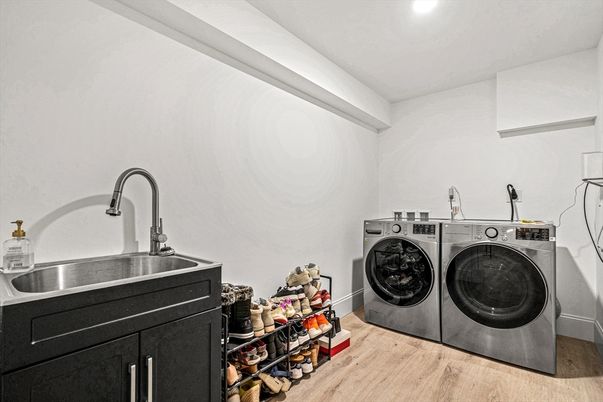Interior, Recessed Lighting, Washer, Wood Texture Flooring