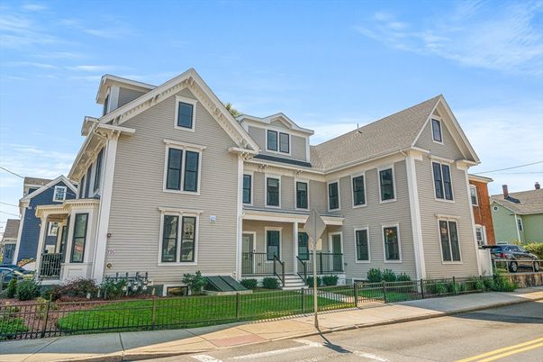 Exterior, Facade, Queen Anne Victorian