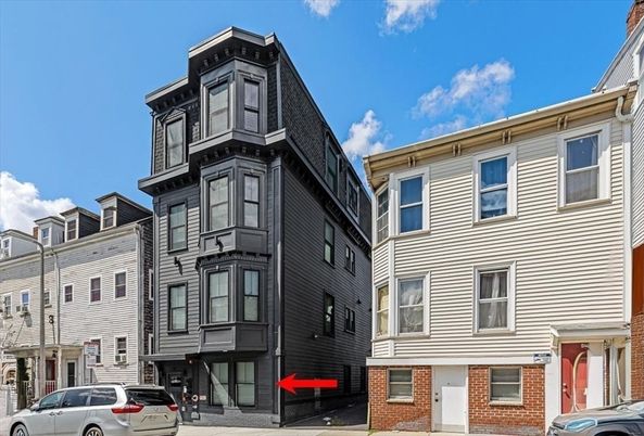 Exterior, Facade, Rowhouse