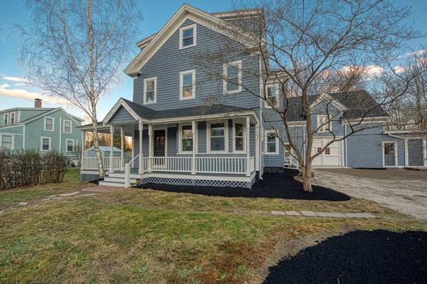 Attached, Exterior, Facade, Queen Anne Victorian
